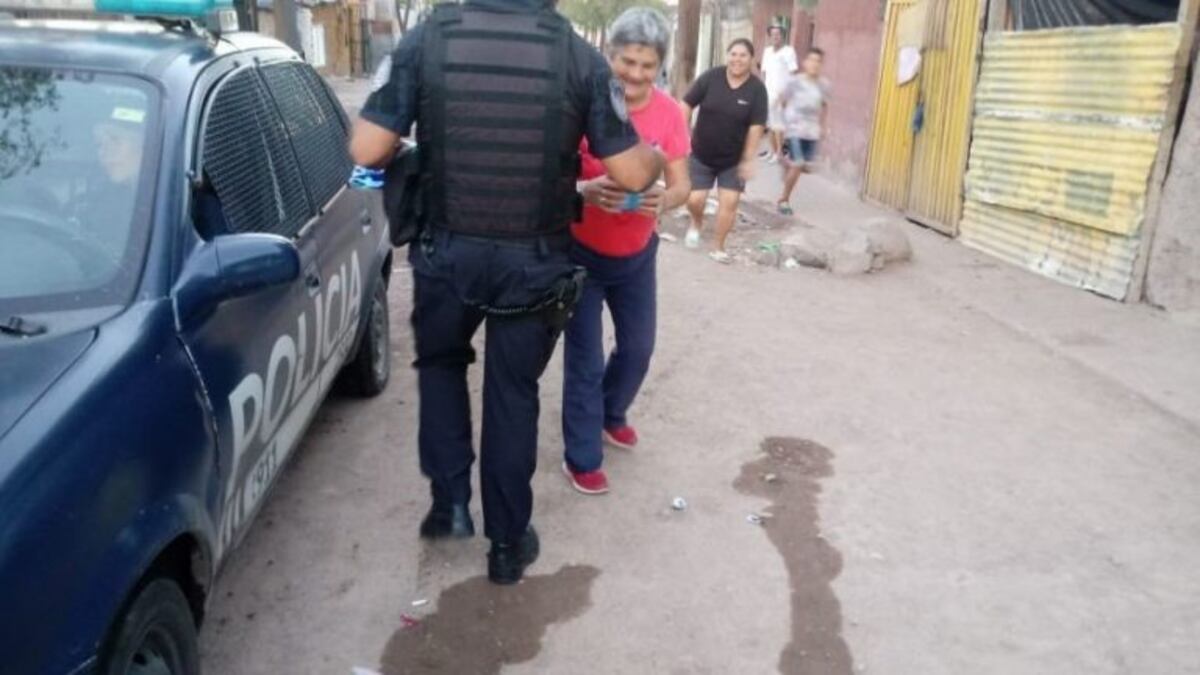 Policías apedreados en el Campo Papa volvieron para entregar donaciones