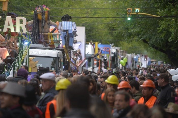 Miles de personas presenciaron el Carrusel de las Reinas por las calles de Mendoza. (Fotos: Prensa Gobierno de Mendoza)