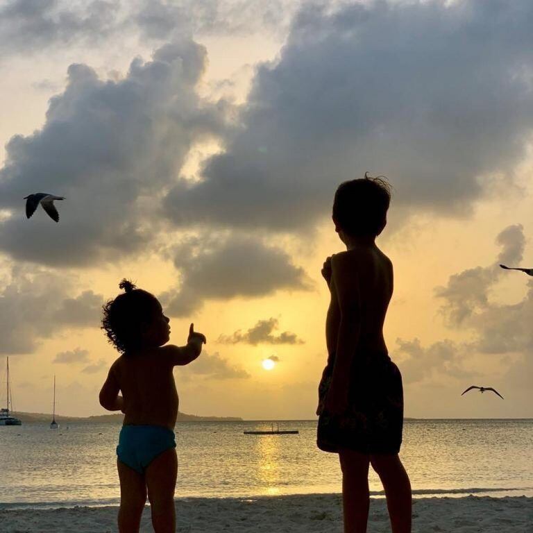 Ciro y Thiago Messi miraron la puesta de sol frente al mar. (@antonelaroccuzzo)