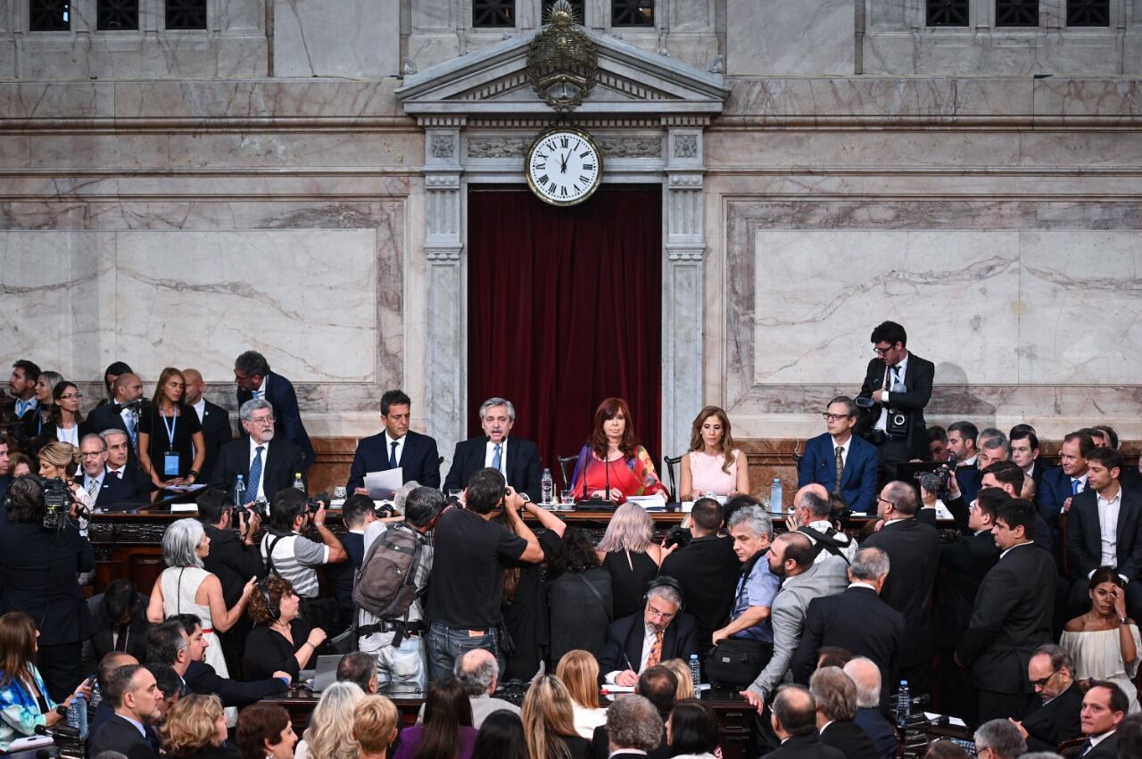 Una ceremonia con barbijos y termómetros, sin invitados ni besos ni abrazos