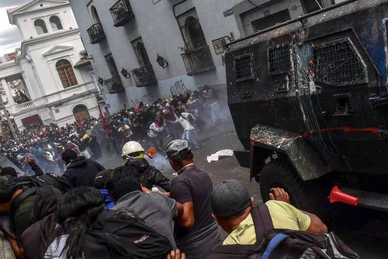 Los manifestantes piden la derogación de un decreto que anuló los subsidios a la gasolina. Foto: Martin BERNETTI/AFP.