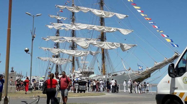 La Fragata atracada en la Base Naval Mar del Plata (Vía Santa Rosa)