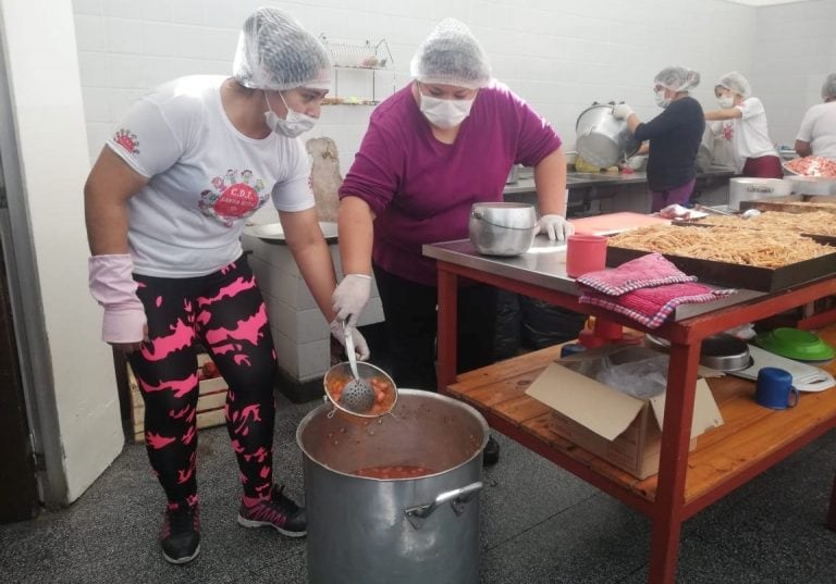 Más de un millar de raciones para desayuno, almuerzo y cena se produce diariamente en el CDI "Santa Rita" de San Salvador de Jujuy.