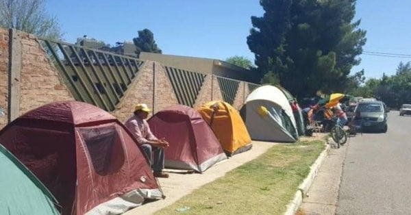 Enorme acampe de jóvenes en la plaza Huincul de Neuquén para estudiar enfermería.