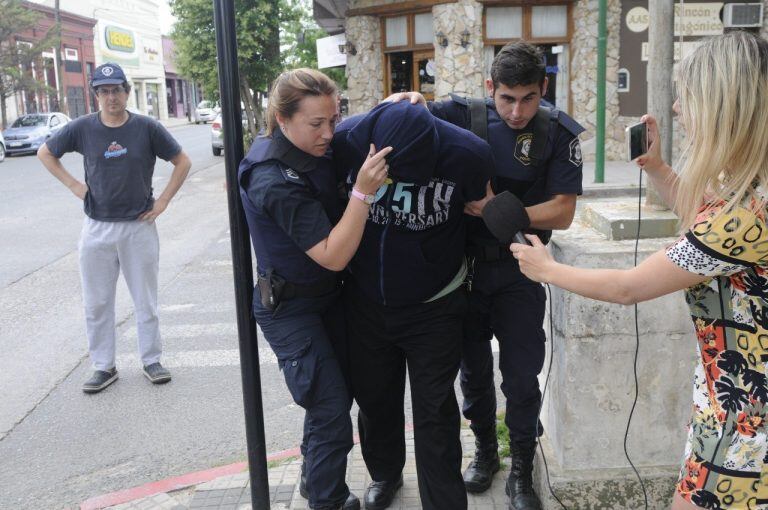 Así trasladaban a  Maldonado, el chofer del micro que volcó en la ruta 2, tras declarar ante el fiscal de Chascomús. (Clarín)