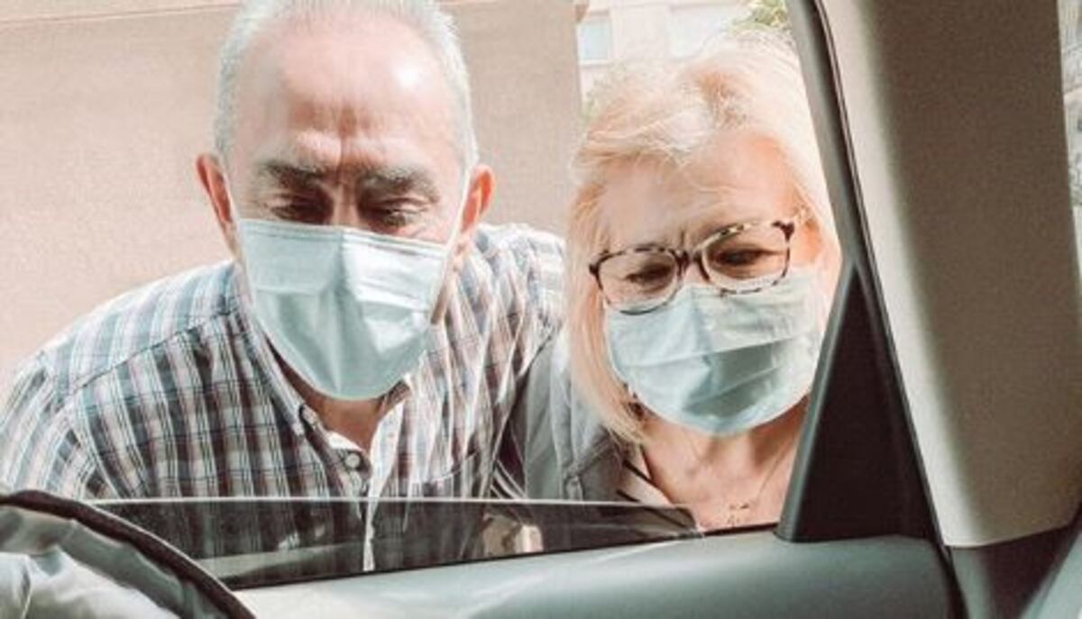 "No la puedo tocar": el lamento de abuelos que conocen a su nieta a través de la ventanilla del auto
