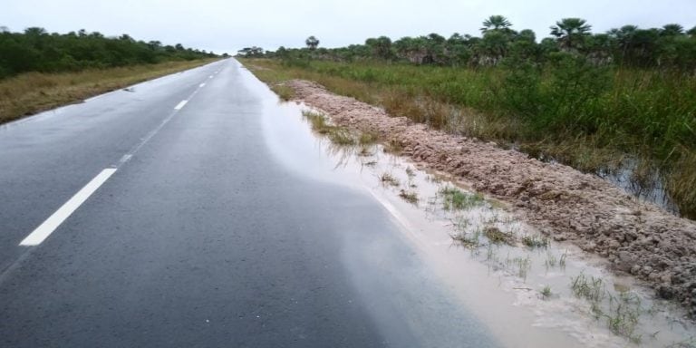 Colocaron barreras de tierra para poder contener de alguna manera las aguas de los riachos