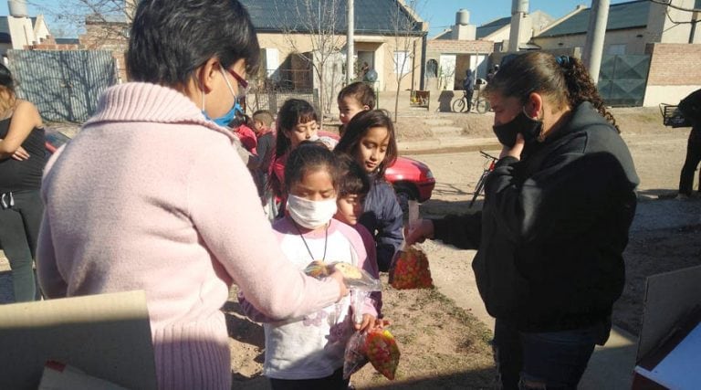 Los niños recibieron golosinas (Vía Santa Rosa)