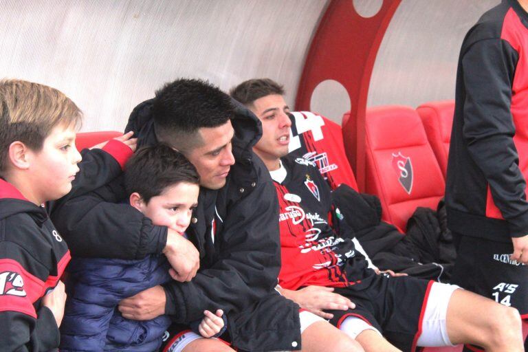 Miguel Sanhueza son su hijo, al lado Sabatini con toda la emoción. Sporting está a minutos de ganar el clásico