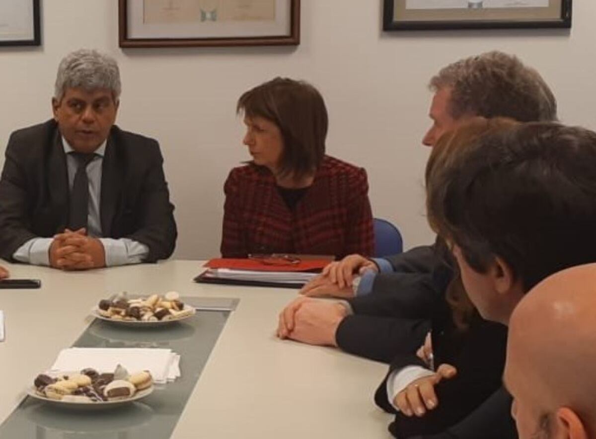 Bullrich recorrió el Centro de Justicia Penal baleado y prometió "apoyo concreto a los magistrados"