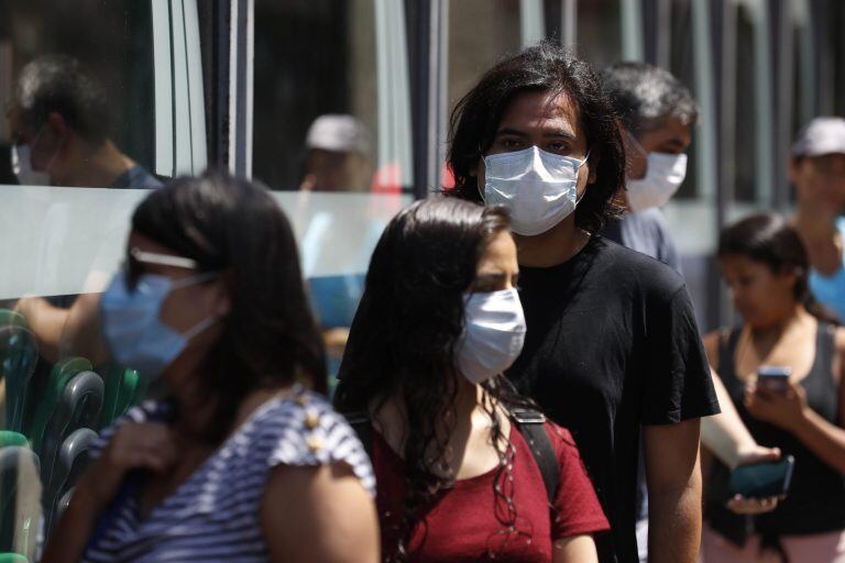 Varias personas hacen fila para comprar alimentos en Lima (Perú) (Foto: EFE/Paolo Aguilar)