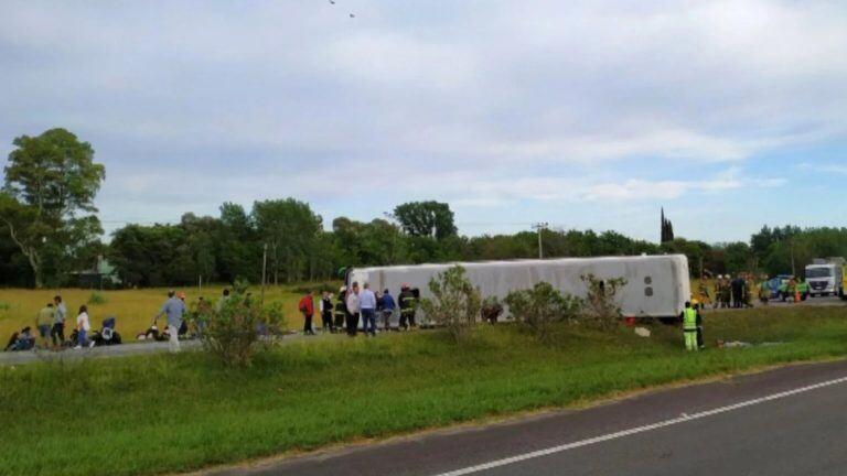 Un micro volcó en la Ruta 2 a la altura de Lezama (Web)