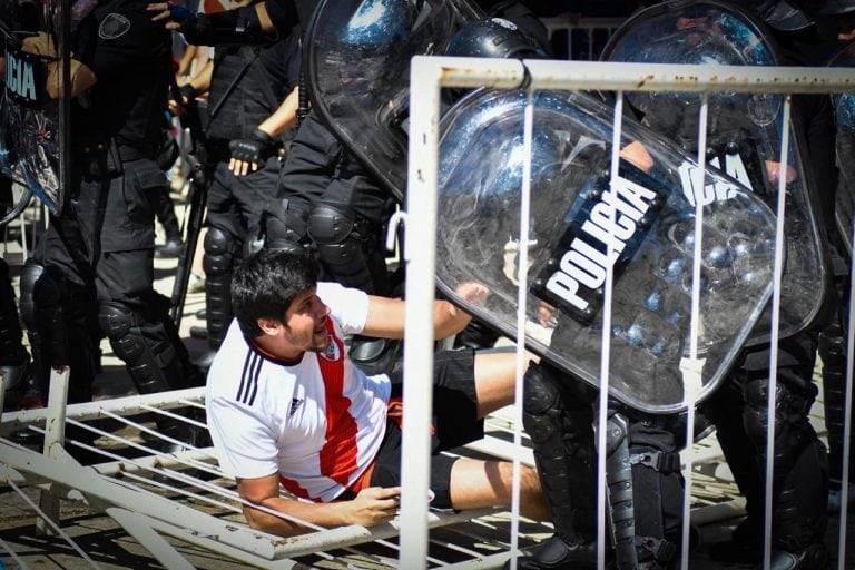 Las corridas y empujones duraron pocos minutos pero para los hinchas fueron eternas.