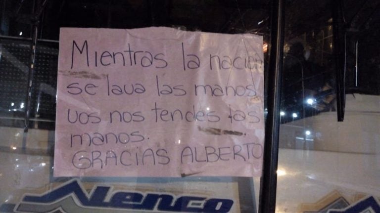 Pancartas de agradecimiento a Alberto Rodríguez Saá.