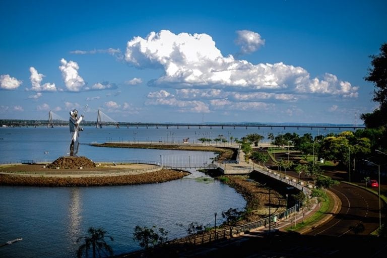 Costanera de Posadas y monumento a Andresito Guacurarí.