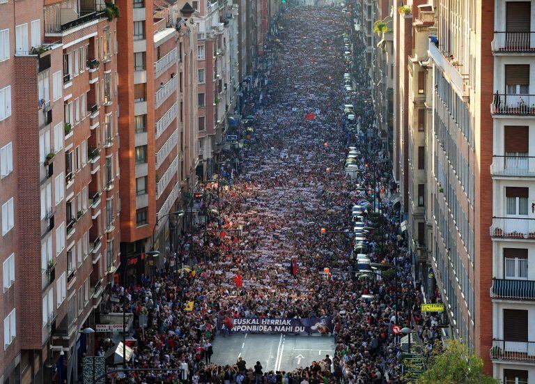 Miles de personas marchan en la ciudad vasca de Bilbao el 22 de octubre de 2011 luego de que ETA declarara "el cese definitivo de la actividad armada"