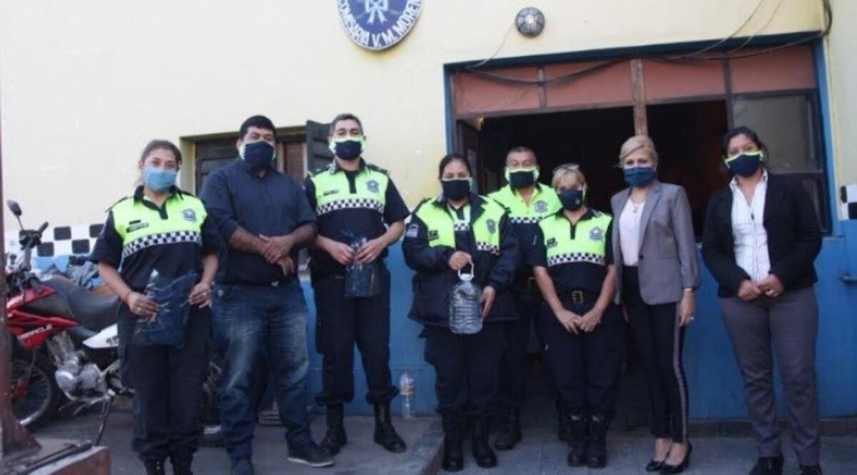 Entregaron más de tres mil barbijos y botellas de alcohol a la Policía de Tucumán