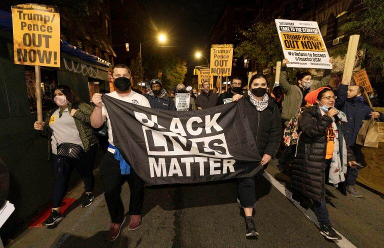 Un pequeño grupo de manifestantes anti-Trump marchan por Manhattan. (EFE)