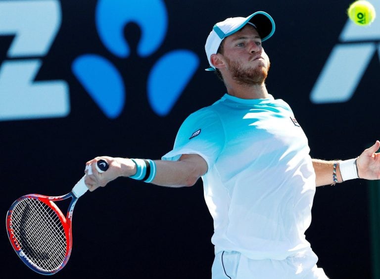 El tenista argentin Diego Schwartzman devuelve la bola al ucraniano Alexandr Dolgopolov durante su partido de la tercera ronda del Abierto de Australia celebrado en Melbourne, Australia, hoy 19 de enero de 2018. EFE/NARENDRA SHRESTHA