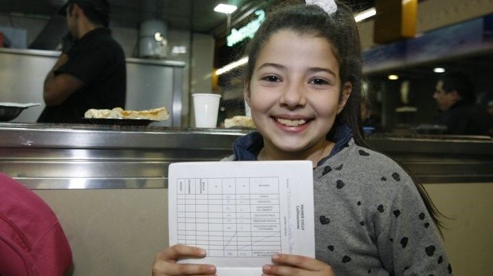 Candela Tafanera (8) cursa tercer grado de la escuela Cadetes de Aeronáutica. Tiene su libreta plagada de 10 y pasó a retirar su premio.