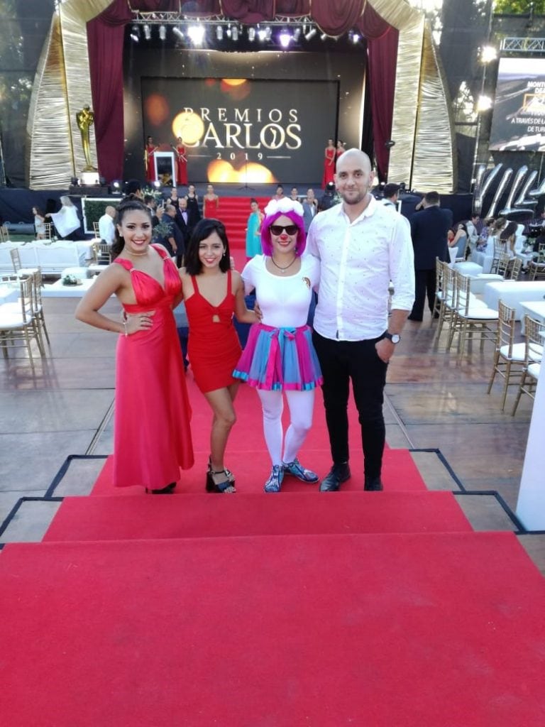 Fabio Miglierini junto al elenco en los Premios Carlos.