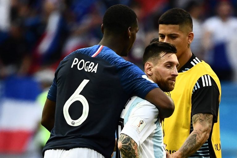 Pogba abraza a Messi.