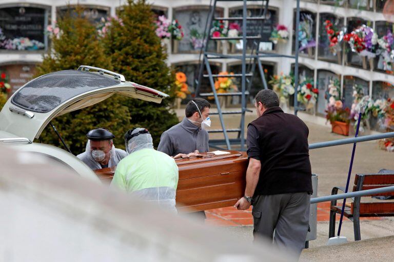 Pperarios portan un féretro en el cementerio de Santa Margarida de Montbui (Barcelona) (EFE/Susanna Sáez)