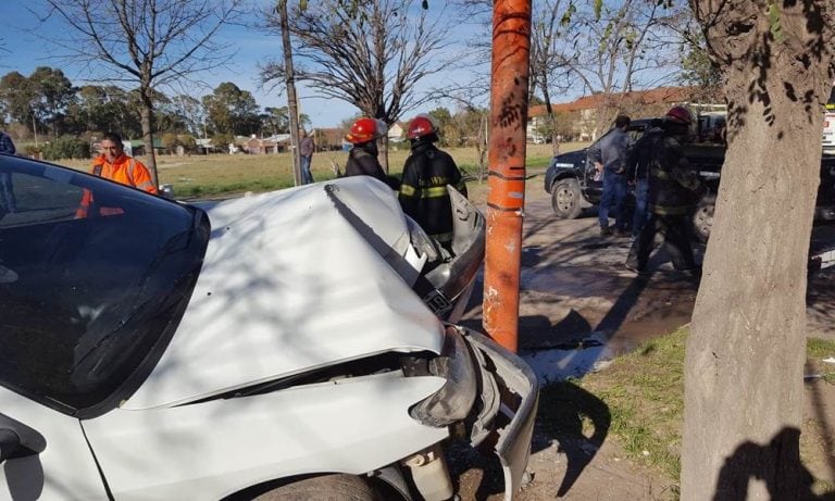 El auto estacionado terminó impactando contra un poste de luz