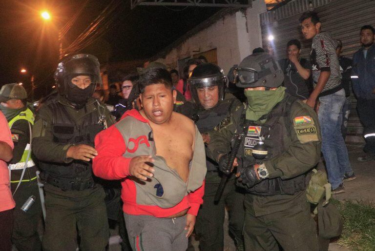 SANTA CRUZ (BOLIVIA).- La Policía Boliviana detiene a jóvenes contrarios al presidente Evo Morales, luego de dispersar a grupos de gente que protestaba en el exterior de un mitin del presidente, Evo Morales, en Santa Cruz, donde efectuó un número indeterminado de arrestos. Los arrestos continuaron hasta entrada la noche, con enfrentamientos con la Policía y agresiones a algunos uniformados. EFE/Juan Carlos Torrejón