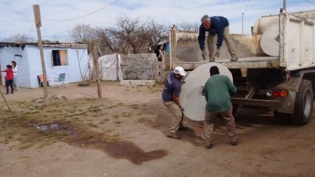 Entrega de tanques de agua en barrio 1 de Mayo, Alta Gracia. (Créditos: Diario Sumario)