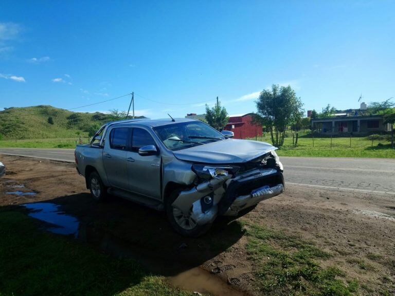 Camioneta Toyota Hilux donde se trasladaban 2 hombres mayores de edad, una mujer y un menor.