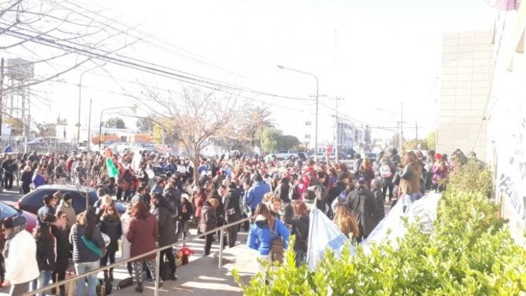 Los docentes mostraron su malestar con medidas en el edificio de Educación en Rawson.