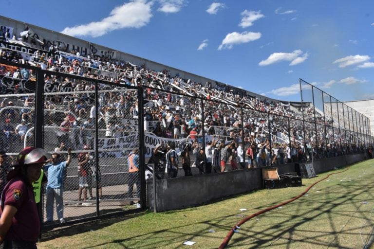 Hinchada de Central Córdoba.