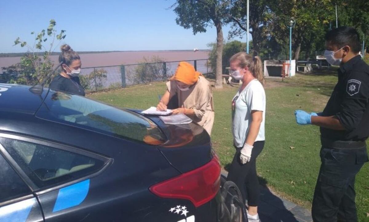 Liberan a 17 viajeros con arresto domiciliario por incumplir aislamiento