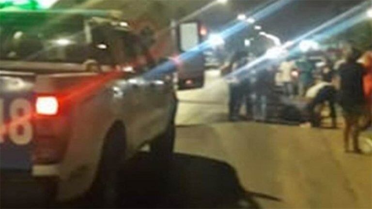 El violento arrastró a la mujer por más de cien metros