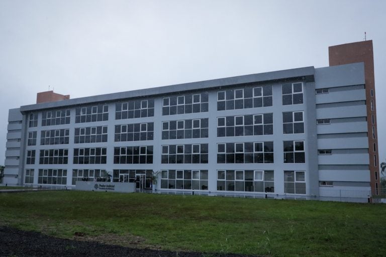 El flamante edificio ubicado entre las calles Bielakowicz y Salto Zinas, a las afueras de la Capital del Monte.