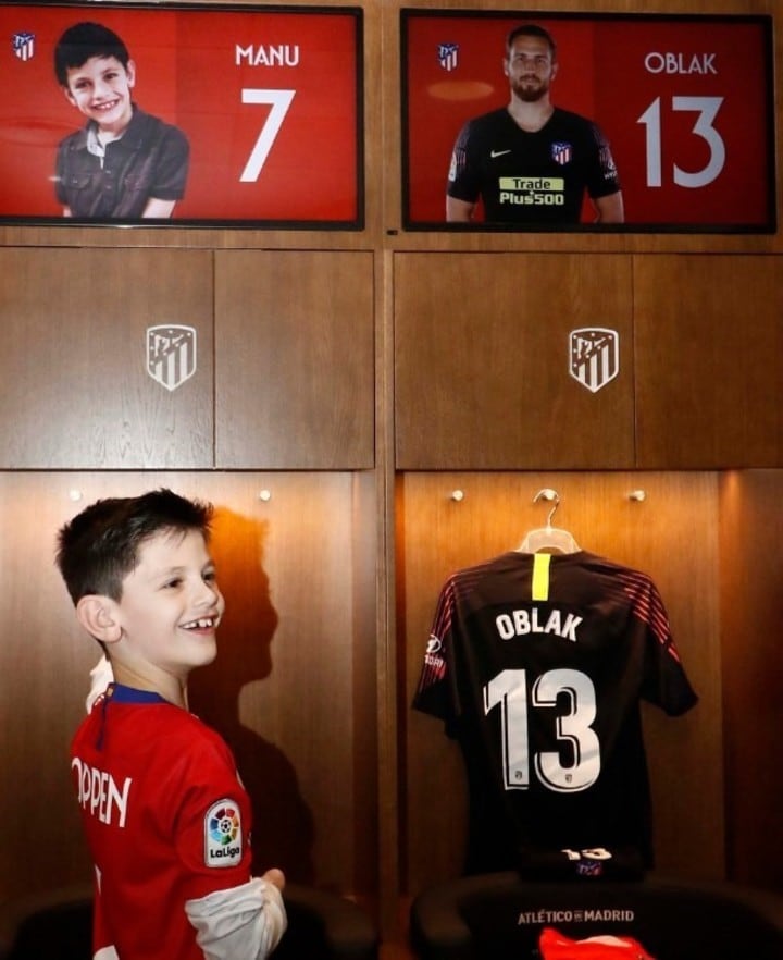 Una fotografía de Manu, al lado del arquero Jan Oblak. (Fotos: Alberto Molina / Prensa de Atlético de Madrid)