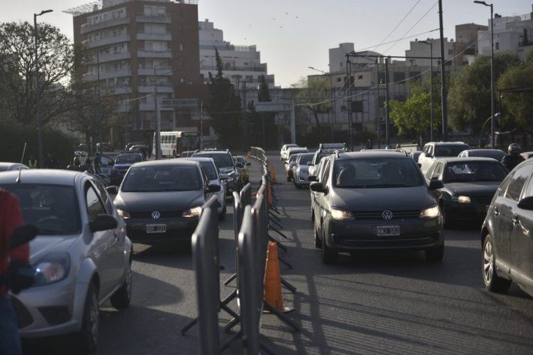 Fuerte custodia policial en las calles de Córdoba por la protesta de taxis y remises.