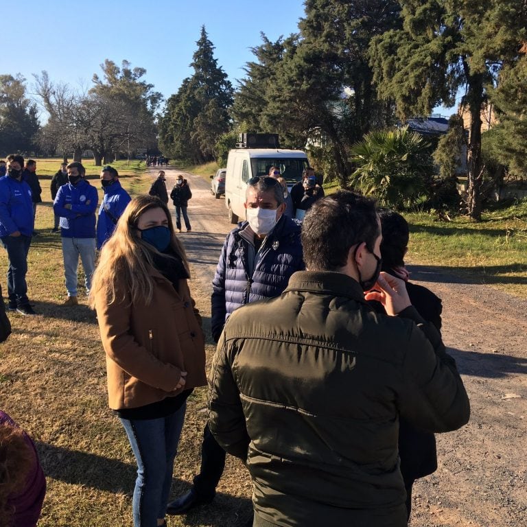 Trabajadores y vecinos de Capitán Bermúdez se movilizaron en defensa de la empresa Verbano. (Twitter)