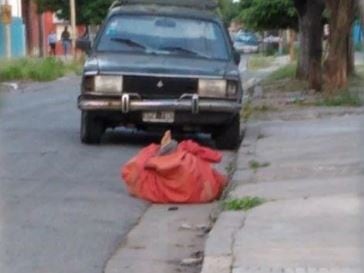 Hallan asesinada a puñaladas y envuelta en sábanas a una mujer en La Matanza.