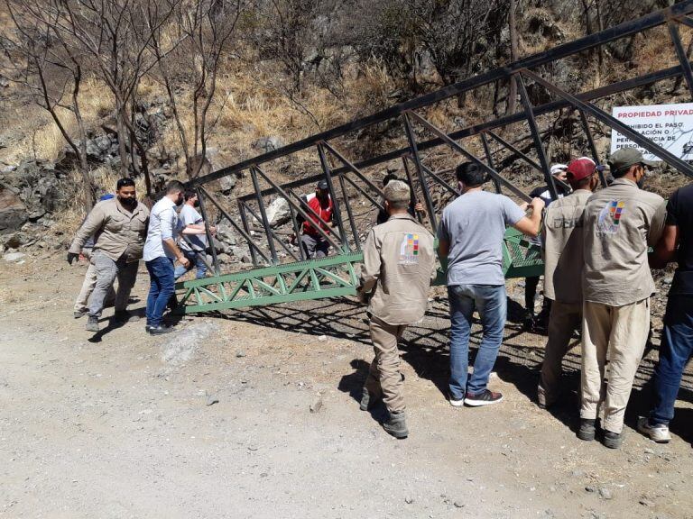 La Calera: Traslado del tercer tramo de la pasarela.