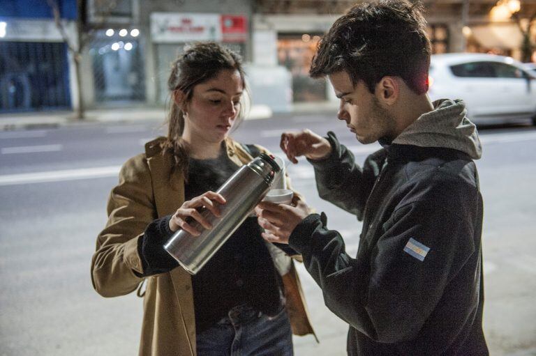 Los chicos de Olla Solidaria se reúnen todos los lunes del año por la zona de Recoleta. Crédito: Federico Lopez Claro.