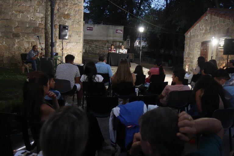 Presentaciones y charlas ante un público atento y predispuesto.