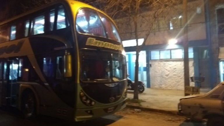 El colectivo con toda la hinchada de Atlético Tucumán terminó en la comisaría de Arroyo Seco. (Rosario3)