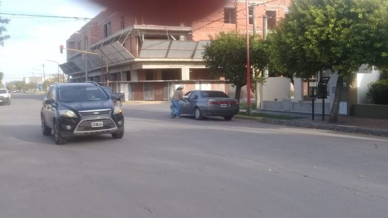 Walter Luque vende pan casero en la esquina de Mariano Moreno y Carlos Pontin en Arroyito