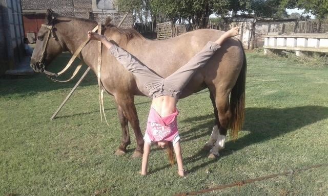 Victoria Rovetto, con 12 años, es amansadora de caballos en General Cabrera, Córdoba, y su técnica es furor en cada encuentro de animales de este tipo en el interior.