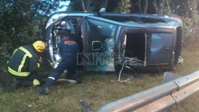 El auto quedó tumbado de costado en la ruta E-53.