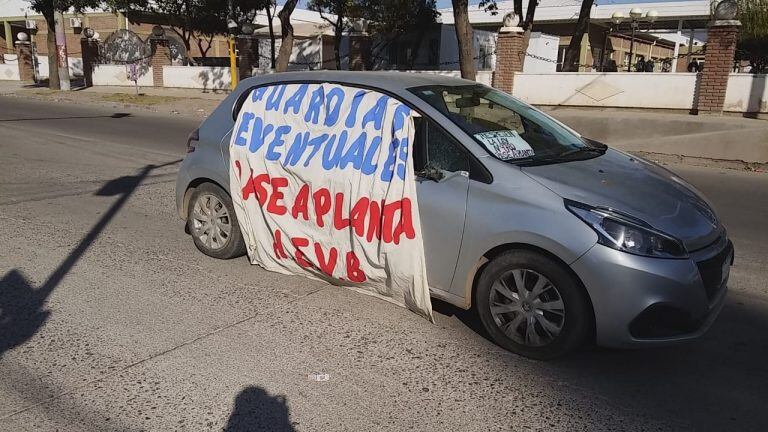 Trabajadores de la Salud Riojana realizan una caravana de protesta