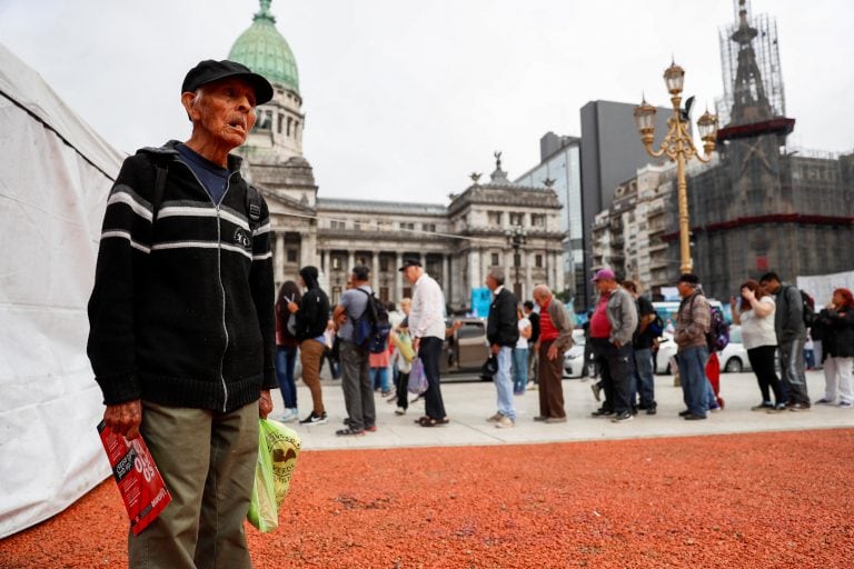 Cientos de personas hacen cola durante la protesta de panaderos argentinos.