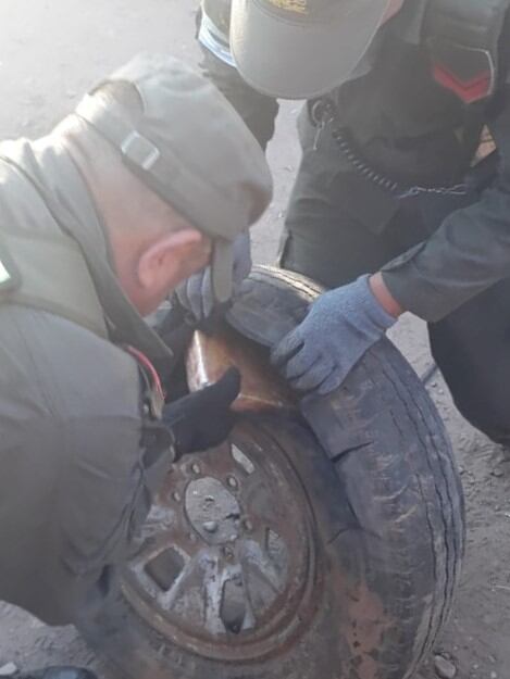 Algunos ladrillos de cocaína estaban ocultos en la rueda de auxilio.